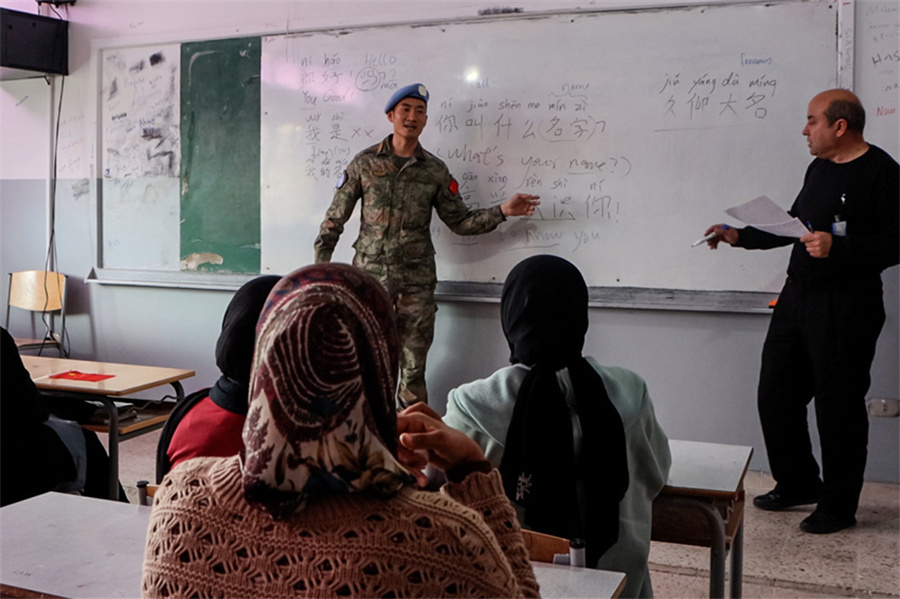 漢語班授課現(xiàn)場(chǎng)。瞿發(fā)統(tǒng)攝