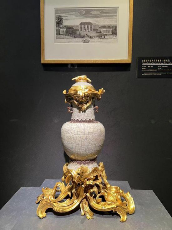 青釉香水瓶，瓷瓶頂部、口沿、底座均裝飾洛可可風(fēng)格銅鍍金飾件。新華社記者徐壯 攝