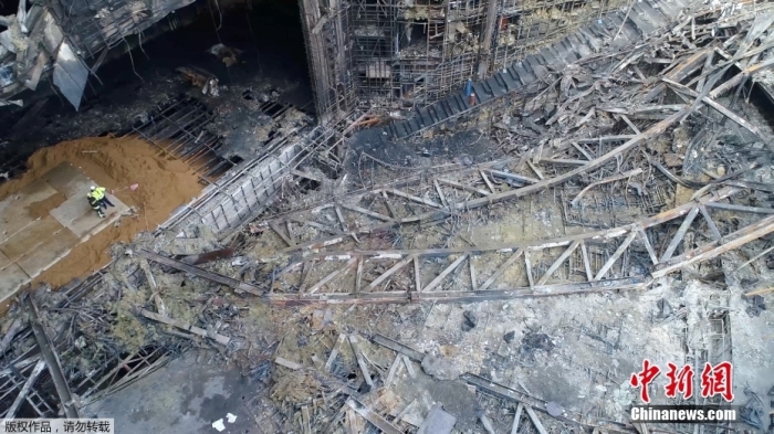 當(dāng)?shù)貢r(shí)間2024年3月26日下午，據(jù)俄羅斯緊急情況部公布的消息，莫斯科州“克羅庫(kù)斯城”音樂(lè)廳恐怖襲擊事件的搜救工作已經(jīng)全部結(jié)束。據(jù)介紹，工作人員已完成現(xiàn)場(chǎng)滅火救援以及廢墟清理的工作。圖為發(fā)生恐怖襲擊事件后音樂(lè)廳內(nèi)部滿目瘡痍。（視頻截圖）