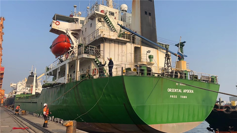 中蘇海運直航貨輪靠泊蘇里南碼頭。中國駐蘇里南大使館供圖