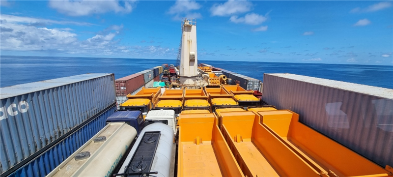 中蘇海運直航貨輪在海上行駛。中國駐蘇里南大使館供圖