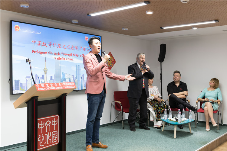 中國青年男高音歌唱家方瀧與奧爾基·圖爾達(dá)合唱羅語歌曲。布加勒斯特中國文化中心供圖。