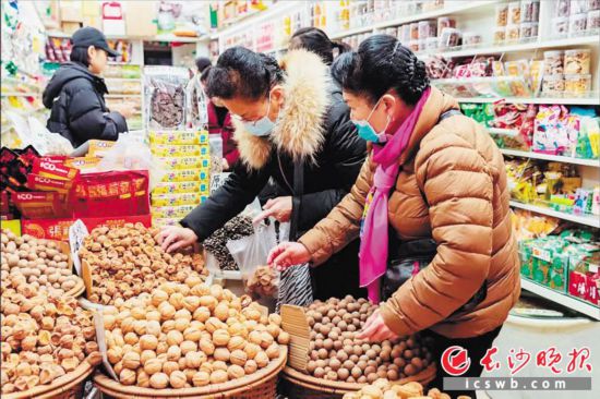 　　在長沙南門口菜市場附近的一家炒貨店內(nèi)，市民正在選購年貨。　　長沙晚報全媒體記者 范宏歡 攝