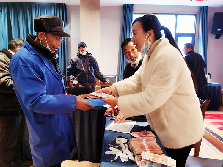 村民領(lǐng)取分紅金。朝天區(qū)融媒體中心供圖