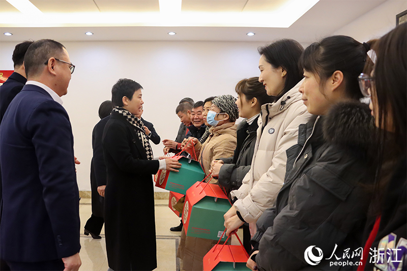 杭州市上城區(qū)“我為年夜飯?zhí)淼啦恕睈坌亩Y盒正式啟送。人民網 秦文攝