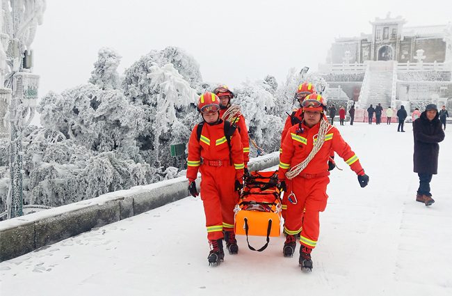 穿梭在南岳山谷間的那一抹“消防橙”。受訪者供圖