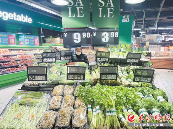 　　家樂福芙蓉廣場店，市民在選購春菜。