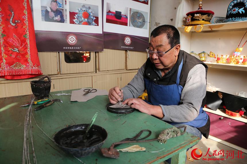 戲曲盔頭技藝傳承人許茂臣正在足活。 韓冰攝