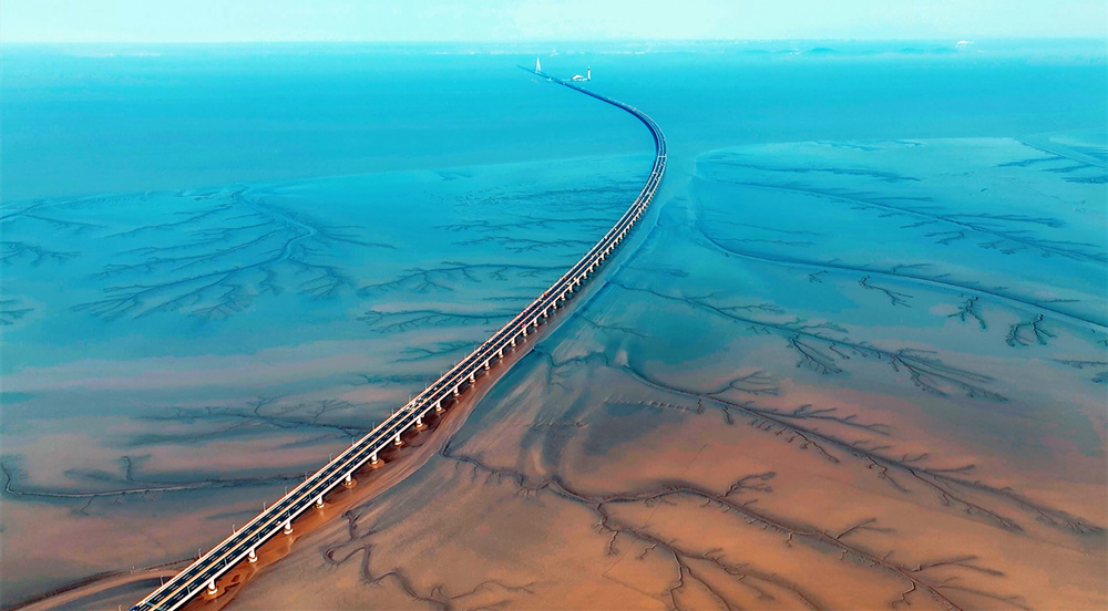 錯落有致的溝壑與灘涂地貌有機融合，勾勒出形態(tài)各異的“灘涂丹青”。虞昌勝攝