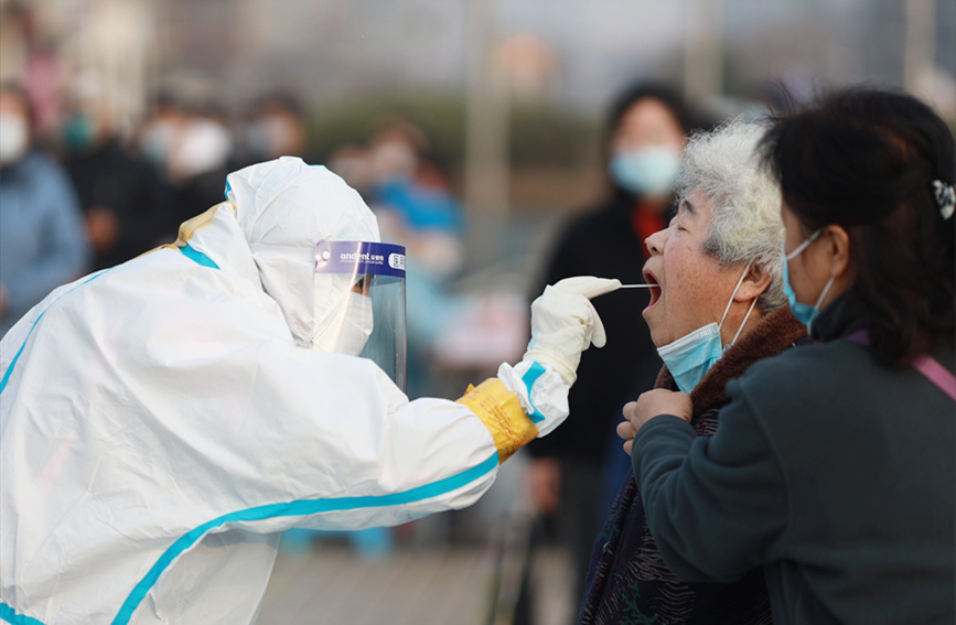 居民在南開區(qū)社區(qū)核酸檢測點進(jìn)行核酸檢測。王英浩攝