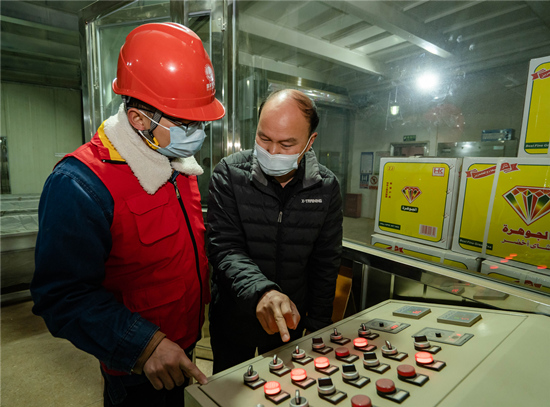 電力工作人員對(duì)用電企業(yè)進(jìn)行指導(dǎo)。受訪單位供圖