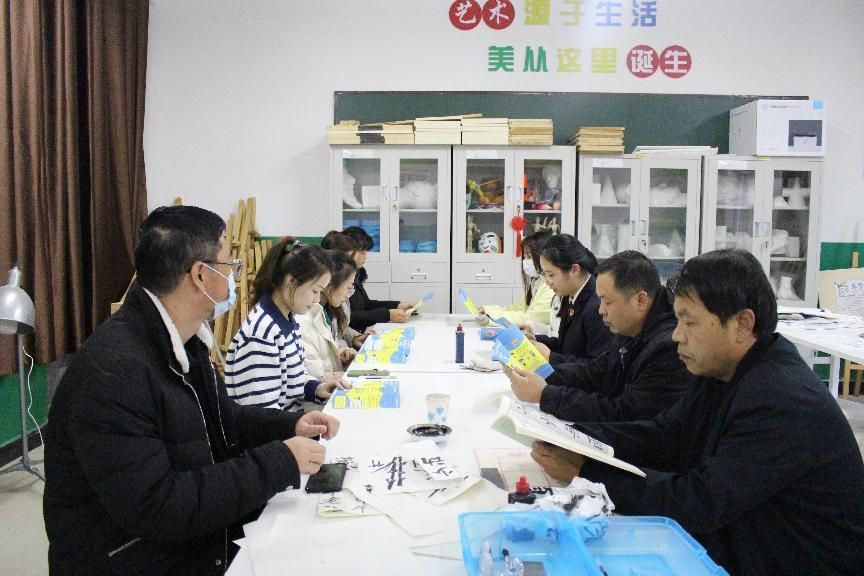 河北省臨西縣人民檢察院未檢檢察官在臨西縣第二小學為家長講解家庭教育促進法。 孫國月攝