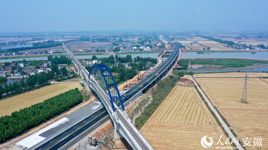 工作人員正在加速推進(jìn)牛屯河特大橋項(xiàng)目。人民網(wǎng) 王銳攝。