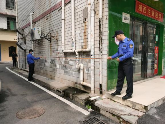 聯(lián)合執(zhí)法小組進行房屋入戶調(diào)查丈量。單位供圖