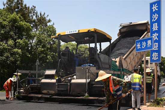 工人正在進(jìn)行“極薄磨耗層”路面的鋪筑。受訪單位供圖