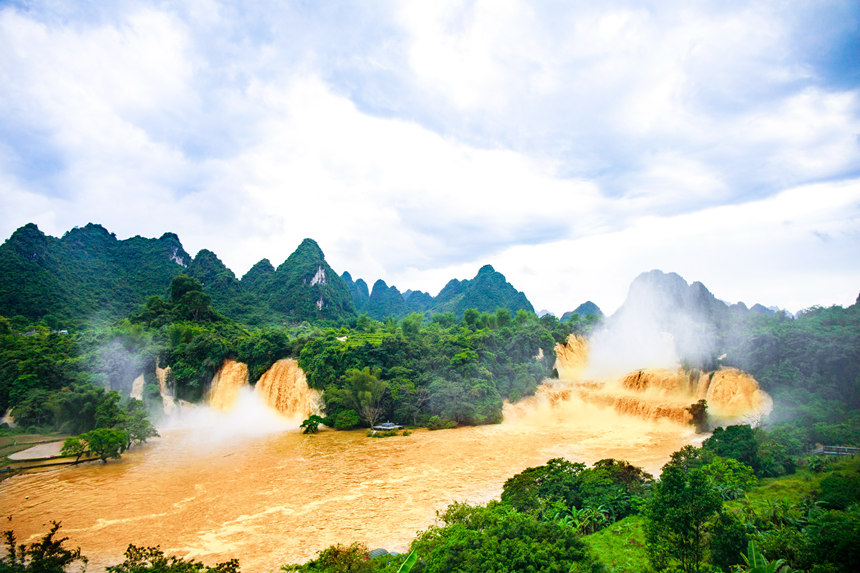 中越德天跨國(guó)瀑布水量暴漲成“黃金瀑布”。楊虎旺攝