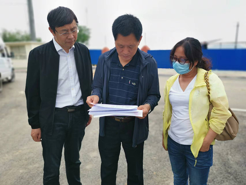 國情調(diào)查核查組專家對司家營鐵礦生產(chǎn)臺賬等進(jìn)行檢查。袁海波攝