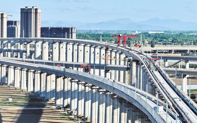 6月7日，工人在唐山市高新技術開發(fā)區(qū)境內的京唐城際鐵路建設工地施工（無人機照片）。 新華社記者 楊世堯攝