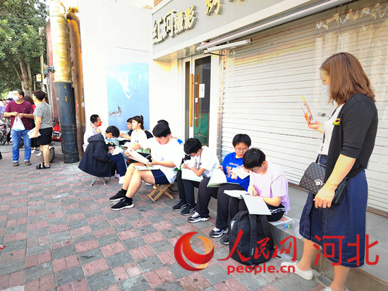 臨進(jìn)考場，考生抓緊時(shí)間再復(fù)習(xí)一下。人民網(wǎng) 祝龍超攝