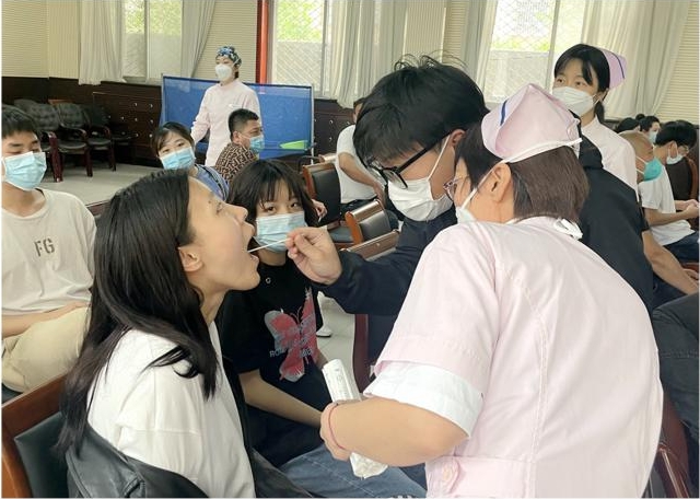 醫(yī)院對志愿者進行線下培訓(xùn)。李艷紅攝