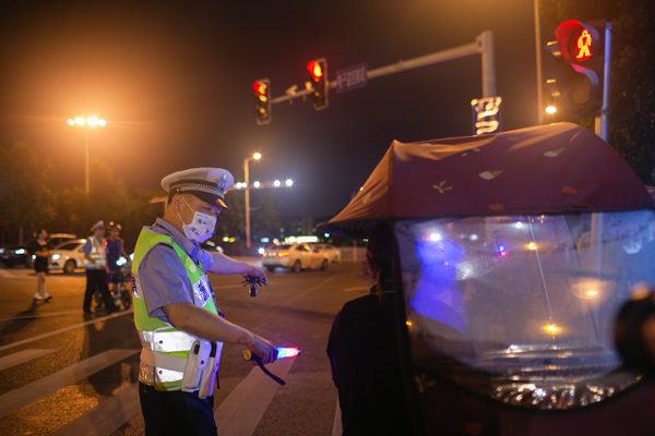 違法加裝電動(dòng)車遮陽傘也將受到處罰?？馒Q 攝