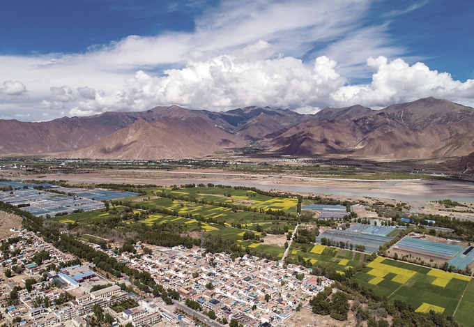 江蘇投入援藏資金支持拉薩開展村莊環(huán)境整治、人畜飲水安全等基礎(chǔ)設(shè)施和公共服務(wù)項(xiàng)目建設(shè)，打造“美麗鄉(xiāng)村·幸福家園”。 本報(bào)記者 萬程鵬 攝