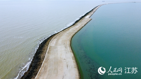 迷人的雙色海。人民網(wǎng)記者 王繼亮攝