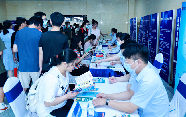 大學(xué)生現(xiàn)場咨詢創(chuàng)業(yè)政策。長沙市人社局供圖