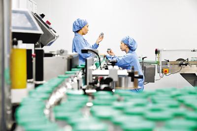 通過加大創(chuàng)新藥物研發(fā)力度，石藥集團實現(xiàn)了傳統(tǒng)工業(yè)企業(yè)向創(chuàng)新型企業(yè)轉(zhuǎn)型。（本報資料片）