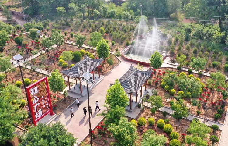 初夏時(shí)節(jié)，襄汾縣鄧莊鎮(zhèn)澗溝村初心廣場(chǎng)內(nèi)一派迷人的鄉(xiāng)村振興新圖景。李現(xiàn)俊攝