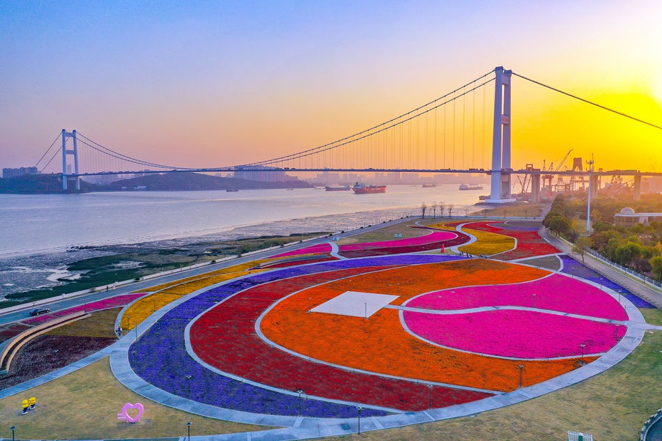 靖江長(zhǎng)江畔的音樂花海廣場(chǎng)。盛義攝