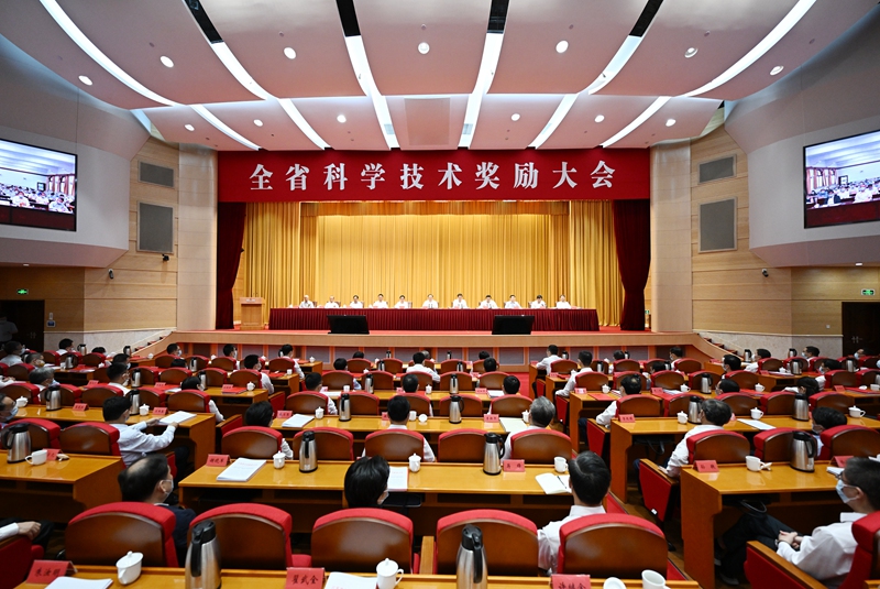 圖為江蘇省科學(xué)技術(shù)獎(jiǎng)勵(lì)大會(huì)現(xiàn)場(chǎng)。吳勝攝