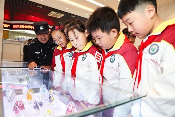 學(xué)生代表參觀禁毒展。鹽城公安供圖