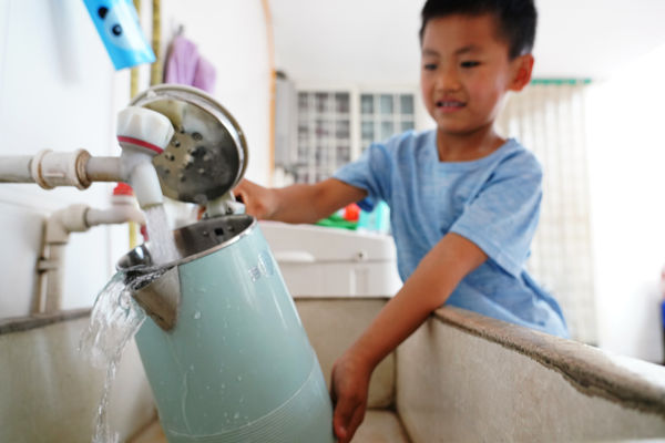 在峰峰礦區(qū)彭城鎮(zhèn)羊角鋪村村民家中，清澈甘甜的飲用水從水管中流出。峰峰礦區(qū)區(qū)委宣傳部供圖
