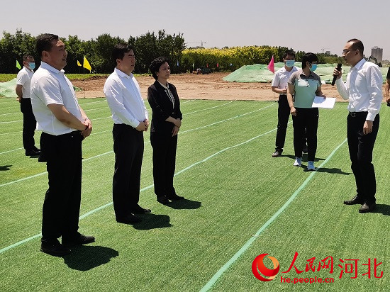 觀摩團(tuán)現(xiàn)場了解項(xiàng)目建設(shè)情況。人民網(wǎng) 張繼航攝