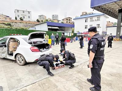 圖為民警對(duì)重點(diǎn)車輛是否攜帶毒品進(jìn)行檢查。省禁毒委供圖
