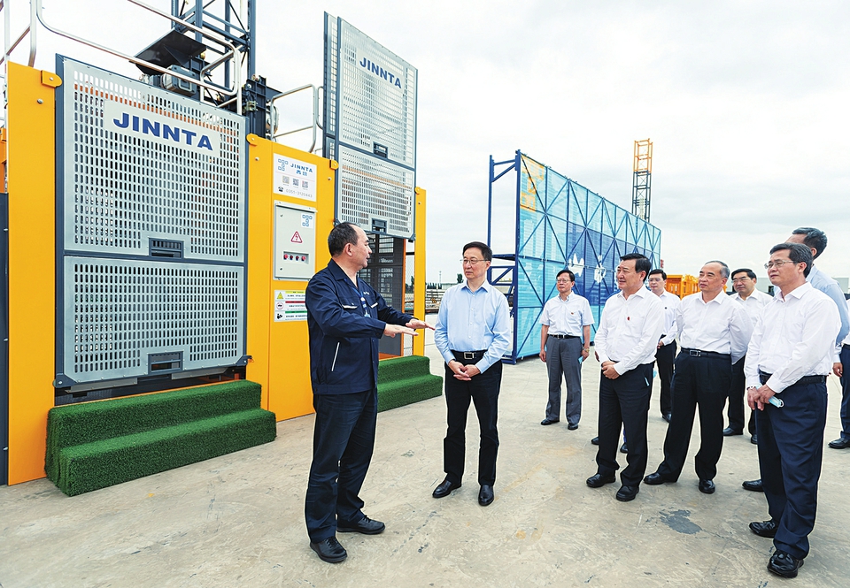 六月二十八日，中共中央政治局常委、國務(wù)院副總理韓正到山西太原調(diào)研，主持召開煤炭清潔高效利用專題座談會并講話。這是韓正走進山西建筑產(chǎn)業(yè)現(xiàn)代化瀟河園區(qū)，察看綠色智能建筑裝備制造基地建設(shè)情況。新華社記者翟健嵐攝