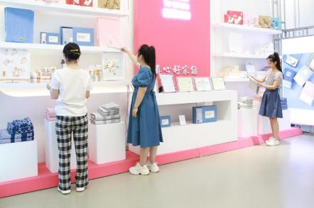 多樣的高陽紡織產(chǎn)品吸引大家關注。班靜怡攝