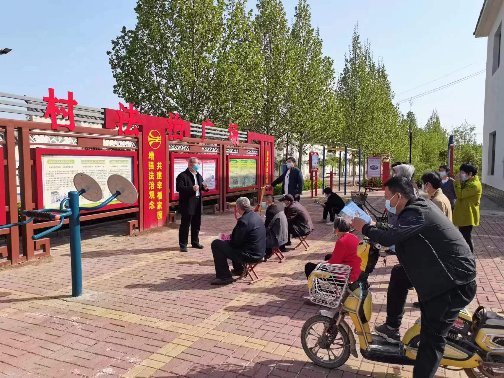 邢臺(tái)市臨西縣司法局工作人員走近群眾進(jìn)行普法宣傳。 孟凡儒攝