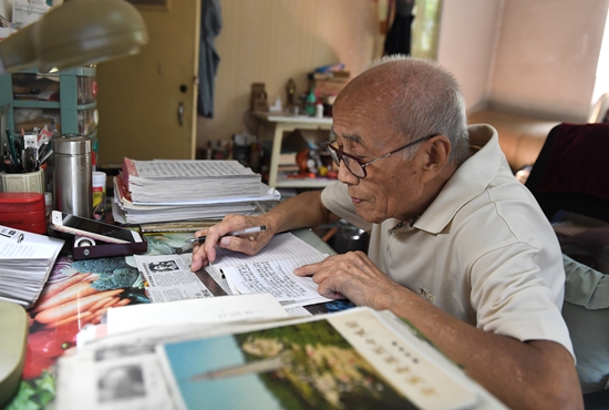 劉萬(wàn)舉撰寫學(xué)黨史心得筆記。 受訪者供圖