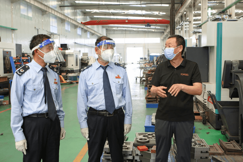 河北豐南區(qū)稅務(wù)局工作人員就組合式稅費支持政策落實情況走訪轄區(qū)納稅人。 王娜攝