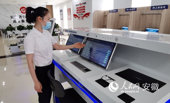 工作人員介紹自助系統(tǒng)的功能和使用方法。人民網(wǎng) 胡雨松攝