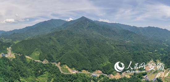 大別山旅游扶貧快速通道。人民網(wǎng) 陳若天攝