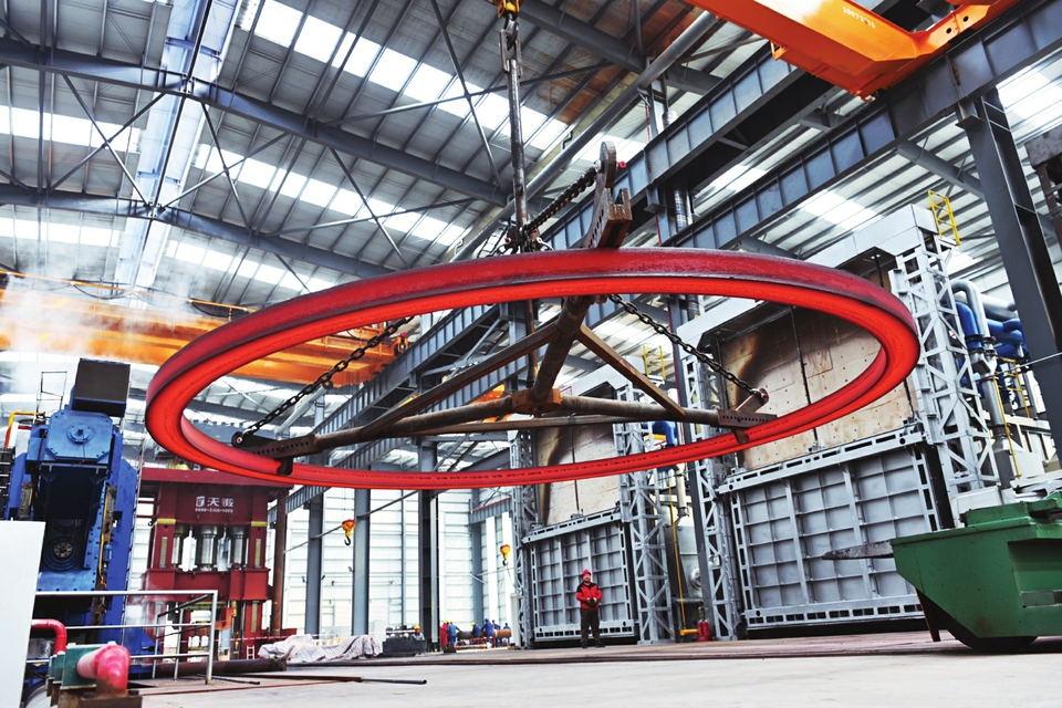 定襄縣作為太忻一體化經(jīng)濟區(qū)建設(shè)的12個先行啟動區(qū)之一，借助發(fā)展機遇，全力延長產(chǎn)業(yè)鏈條、補齊產(chǎn)業(yè)短板、培育優(yōu)質(zhì)市場主體、拓寬應(yīng)用領(lǐng)域，進軍高精尖應(yīng)用行業(yè)。 記者孫榮祥攝