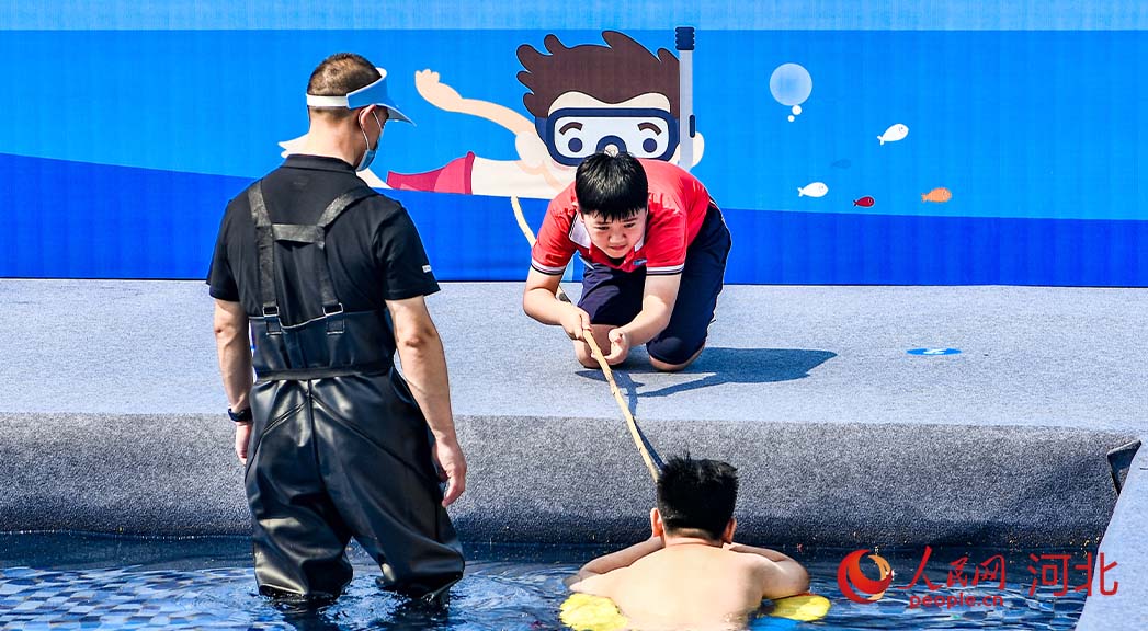 活動(dòng)現(xiàn)場(chǎng)模擬演練。 人民網(wǎng) 周博攝