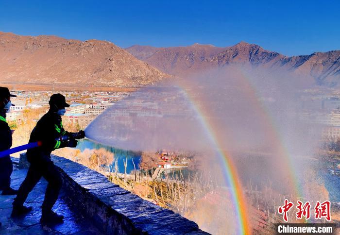 12月6日，布達(dá)拉宮消防救援大隊(duì)在布達(dá)拉宮山體林草區(qū)域開(kāi)展?jié)窕ぷ鳌！㈣?攝