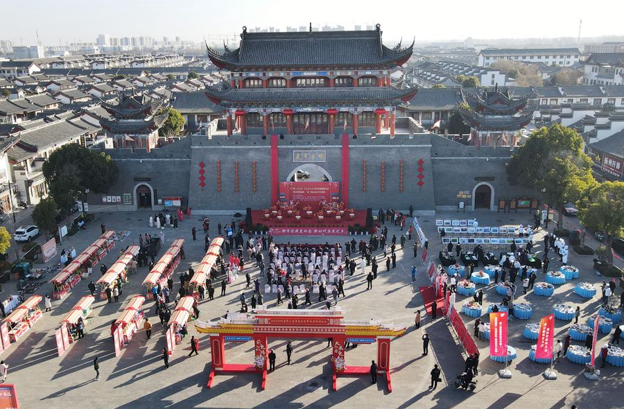 城門掛春聯(lián)，金湖沖刺“開門紅”。陳義寶攝