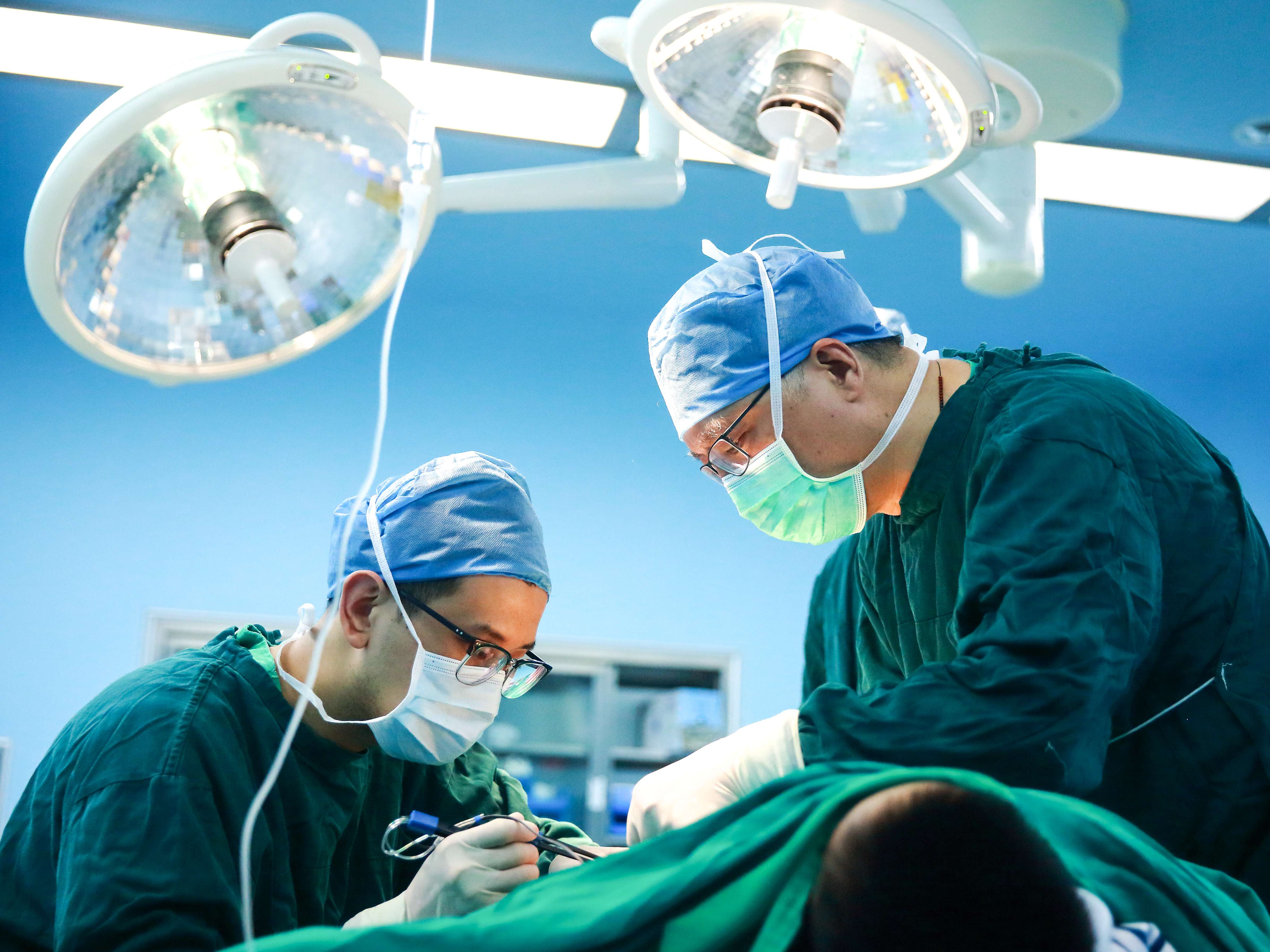 江南大學(xué)附屬醫(yī)院燒創(chuàng)傷診療中心主任呂國(guó)忠工作現(xiàn)場(chǎng)。受訪(fǎng)者供圖