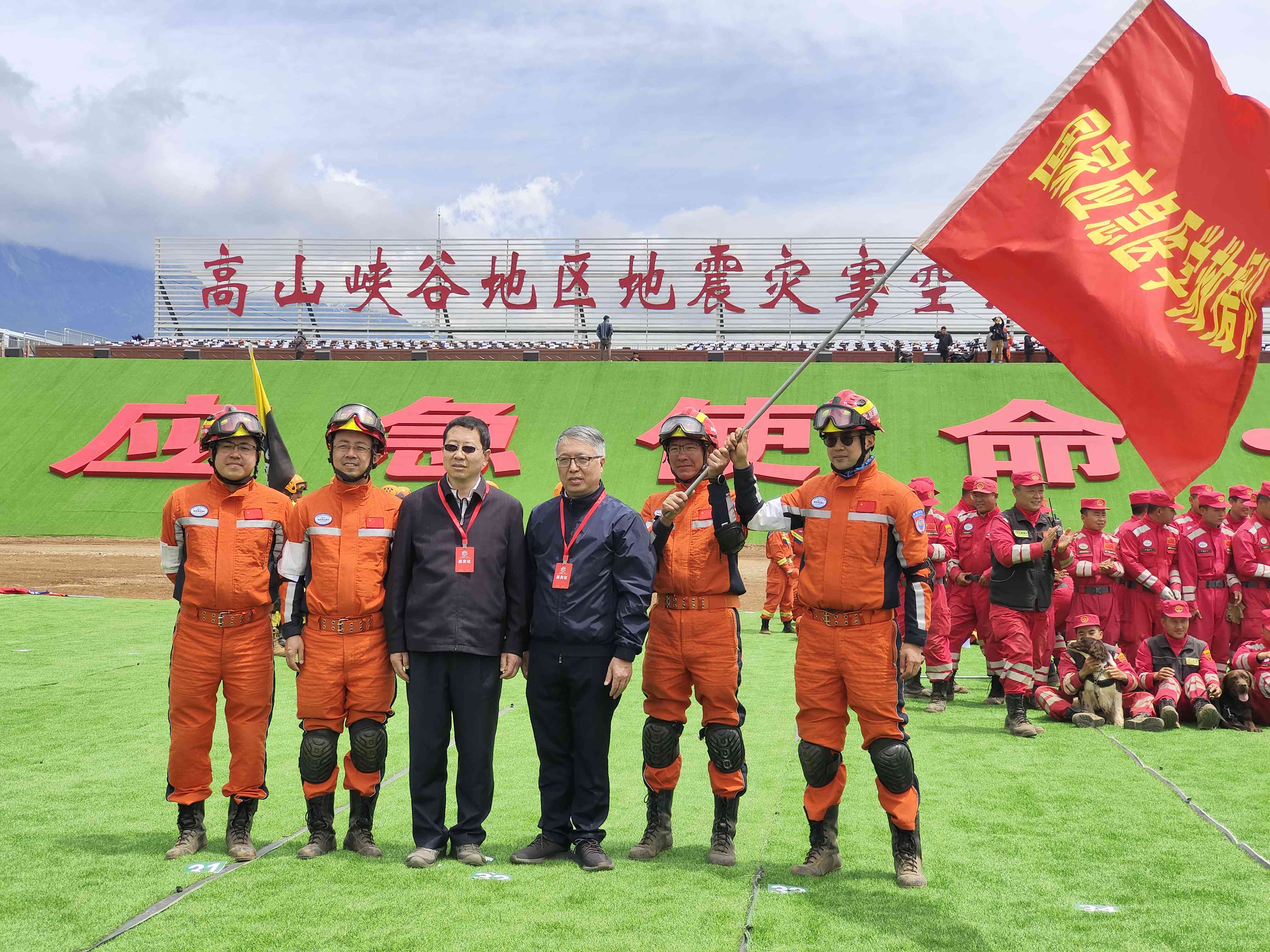 呂國(guó)忠以總領(lǐng)隊(duì)身份，帶領(lǐng)國(guó)家應(yīng)急醫(yī)學(xué)救援隊(duì)演練。受訪(fǎng)者供圖