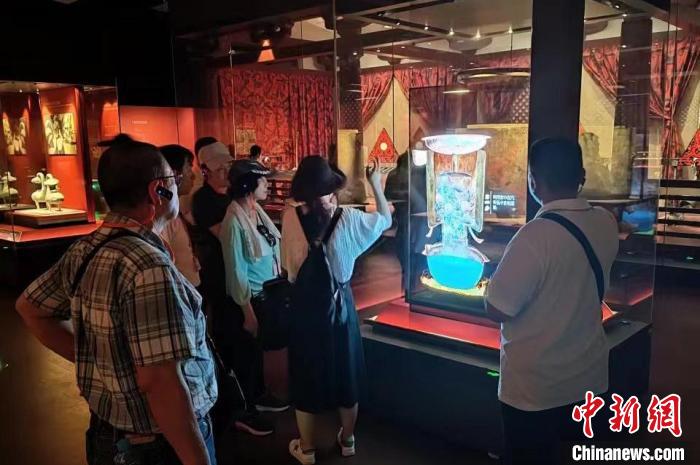 圖為臺灣新北市永和區(qū)里長聯(lián)誼會江西參訪團(tuán)一行在南昌漢代?;韬顕z址博物館內(nèi)參觀展出的珍貴文物?!●樞↓?攝